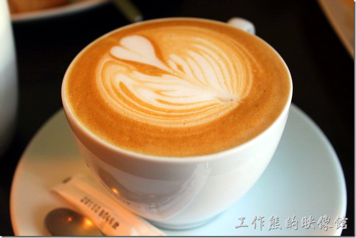 台南-席瑪朵咖啡烘培棧。這杯是熱的卡布其諾咖啡，個人感覺比較像其他咖啡館的拿鐵咖啡，咖啡與牛奶的味道濃郁，非常好喝，工作熊推薦這杯咖啡。
