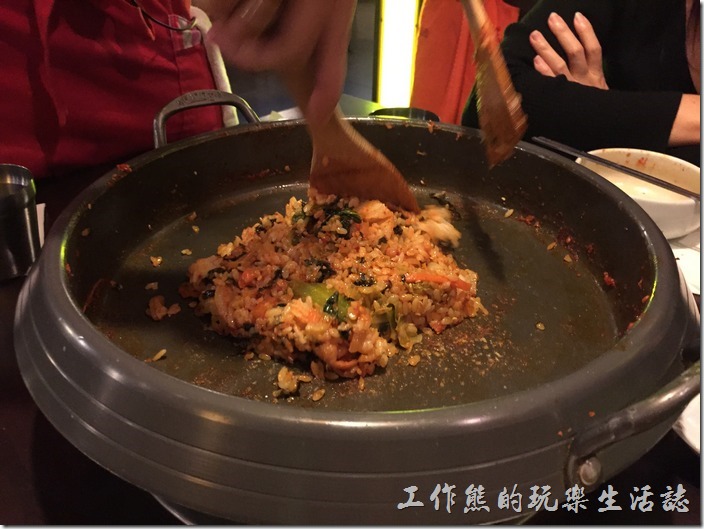 台北-紅通通韓國平價料理。辣雞吃完後，服務生會再過來把米飯及海苔倒入鍋子中，與先前放到一旁已經炒好的蔬菜再一起拌炒，作成最後的炒拌飯。