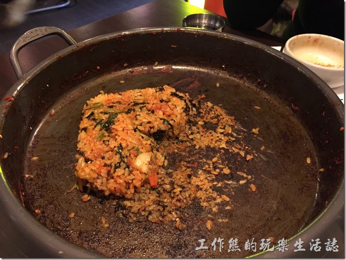 台北-紅通通韓國平價料理。同事惡搞，把吃剩一半的拌飯再做出一個小【心型】！這有點醜吧！
