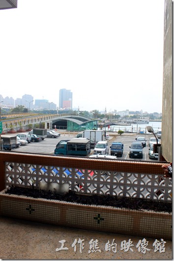台南安平-運河路7號-創意市集 民宿。二樓出去有個陽台，應該可以曬衣服也可以看到「安億橋」。