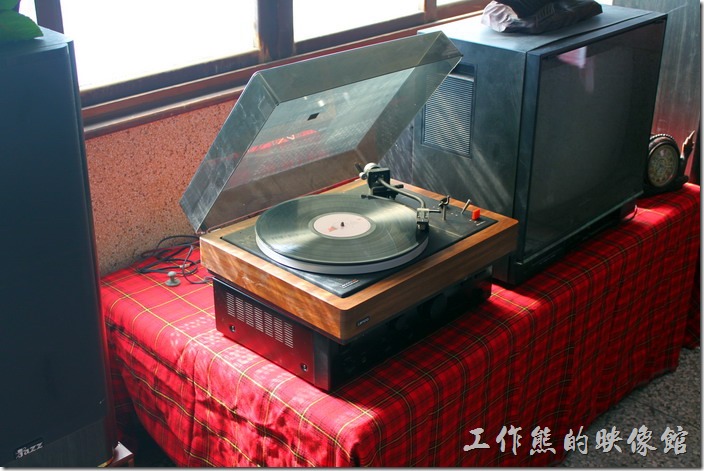 台南安平-運河路7號-創意市集 民宿。這台黑膠唱片留聲機還可以唱出蔡琴的歌聲。