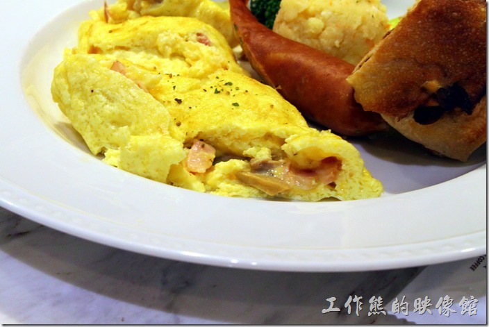 台南-地球咖啡烘培美食-早午餐。蘑菇燻肉起士蛋捲內有蘑菇及燻肉。蛋捲有點老，但已經不錯了，我自己還沒有辦法煎得這麼漂亮呢。