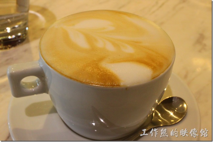 台南-地球咖啡烘培美食-早午餐。熱拿鐵咖啡。這裡的咖啡喝起來還好而已。