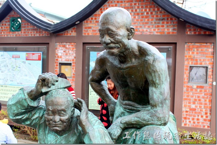 台南-安平老街。古堡街上一對老夫老妻「梳頭」的雕像，模樣逼真質樸逗趣。