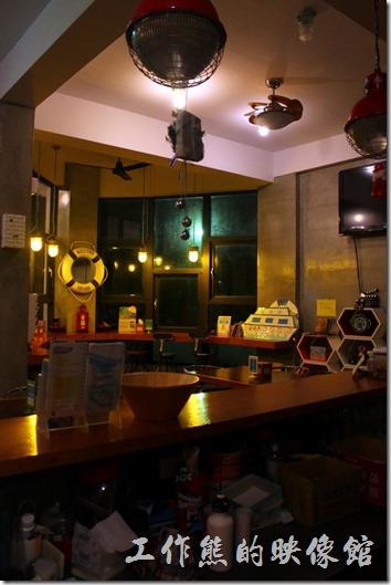 屏東林邊與東港「發現號祕境民宿(Discovery)」的櫃檯前餐廳與交誼廳的照片。