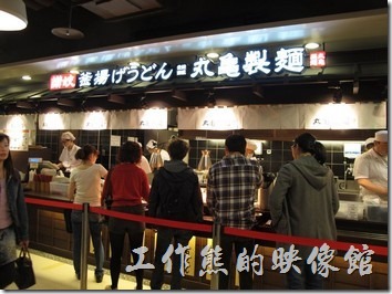 丸龜製麵-台南新光三越中山店滿滿的人潮跟座無虛席的座位。