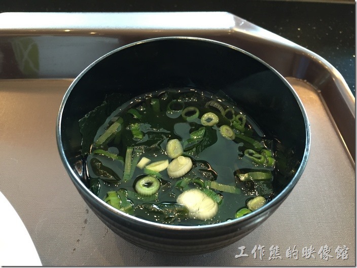 台南南港-飯樂丼。這是工作熊取用的第一碗鰹魚海帶湯，加了蔥花，但沒有加天婦羅酥，所以喝起來平平淡淡的，沒有什麼味道。