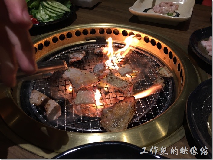 台北南港-乾杯燒烤。會烤肉及不會烤肉的馬上就見真章了，馬上給它發爐，燒起來了。