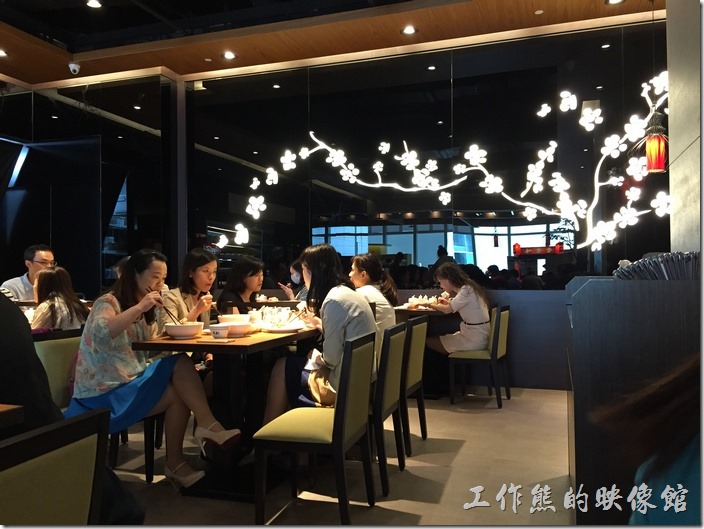 台北南港-朱記‧餡餅粥。朱記南港中信三樓餐廳內的環境。