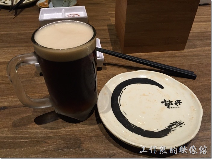 台北南港-乾杯燒烤。工作熊點了一杯half&half（生啤酒+黑生啤酒）。中杯NT90，大杯，NT110。能喝的要點大杯的，多很多。
