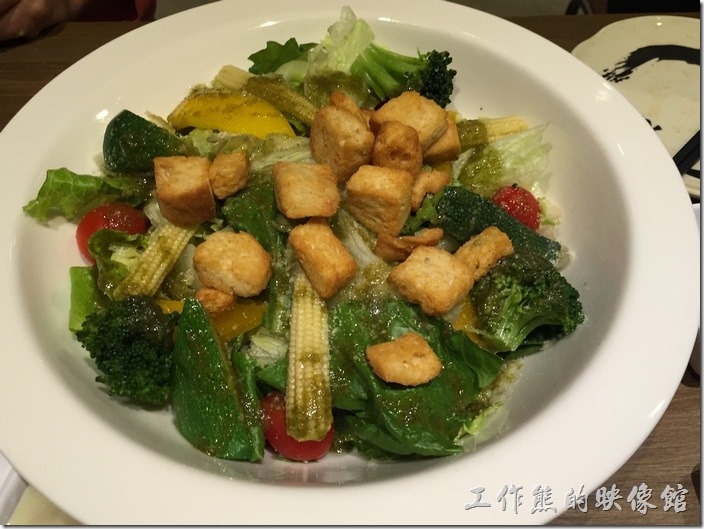 台北南港-乾杯燒烤。綜合野菜洋蔥沙拉（大），NT180。