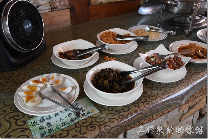 南投清境-珂之幄山莊。清境珂之幄山莊民宿的早餐菜色。就是一般台灣早餐常見的菜色，鹹鴨蛋、醬瓜、花生、豆腐乳、麵筋...等