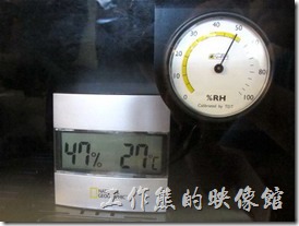收藏家電子防潮箱V-02。防潮箱插電後運轉120分鐘後濕度已經降到50%RH以下了。