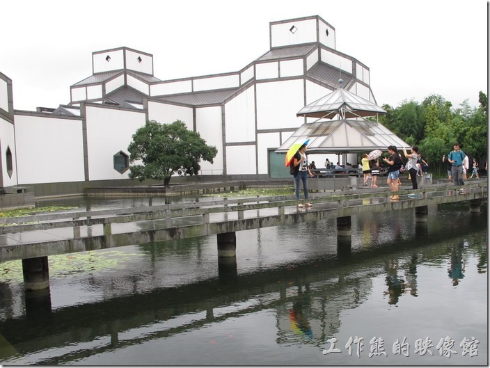 蘇州博物館。看湖面建築物的倒影又是另一番景致。