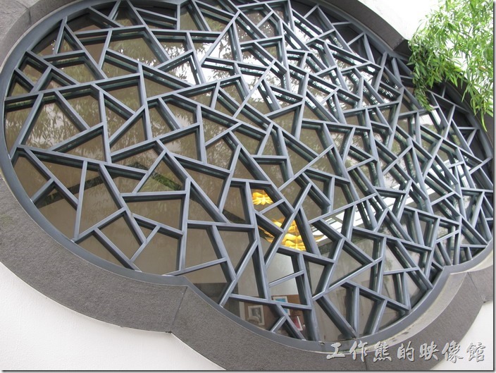 蘇州博物館。這個窗花的形狀有點似曾相識的感覺，後來想起來是在台南市的「忠義國小」見過。
