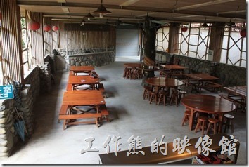 台南新化王家燻羊肉的餐廳有兩層樓，一般以左圖的一樓大廳為主，右圖為地下室。