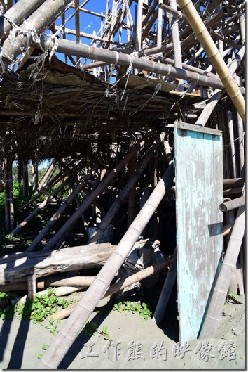 台南安平-漁光島。走近這高聳的帆船型竹子建築物可以發現它的基座使用部份漂流木，大部分使用竹子構成，使用童軍繩來固定竹子，相信在經過一段時間後就會自然風化土崩瓦解。