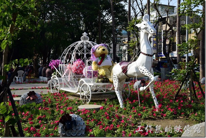 台南-2016百花祭-水萍溫公園。這馬車從幾年前就開始出現，總算沒有浪費可以重複利用。