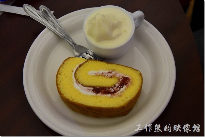 日本武鶴-紅磚博物館的海軍咖哩。蛋糕卷，日幣320円。除了一片蛋糕外，還附有一杯奶油冰淇淋。蛋糕不是很好吃呢！