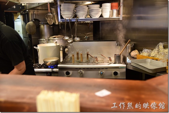 這【日本-玉五郎拉麵本町店】其實不大，就一個吧台，後面就是煮麵的廚房，客人可以坐在吧台看著廚師主拉麵及甩拉麵。