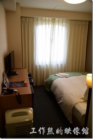 京都格蘭小姐飯店(GRAN Ms KYOTO)的客房不大，小小一間，野沒有放置行李的地方，反正一切從簡，就是回來睡覺用的。