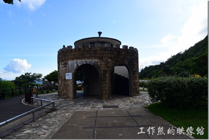舊草嶺隧道的石城端有眺望台，上面有望遠鏡可以遠眺海面及龜山島。