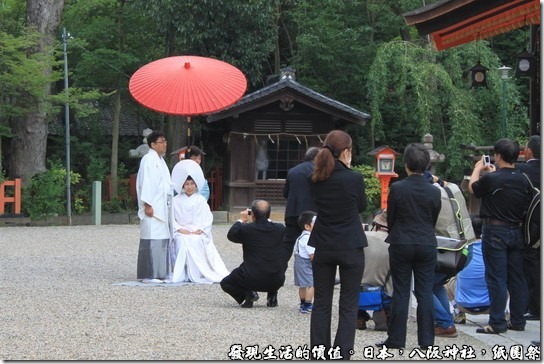 八坂神社-紙園祭，剛好有新人穿著日本傳統服裝在拍結婚照耶！ 