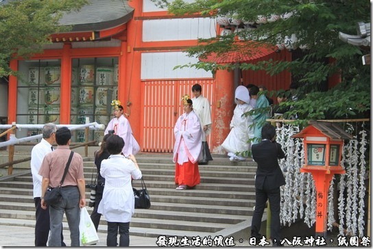 八坂神社-紙園祭，這邊還有一對新人剛從南樓門魚貫的走進來。 