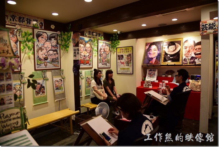 日本清水寺三年坂。店內開放參觀，繪畫家正在跟客人溝通與繪製卡通圖像。