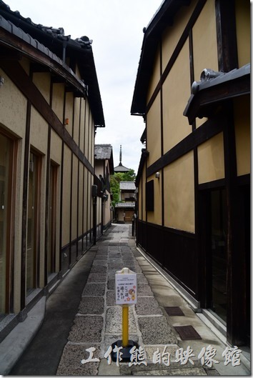 日本清水寺。從二年坂的巷弄間隙隱約可以看到遠方還有一座尖塔。