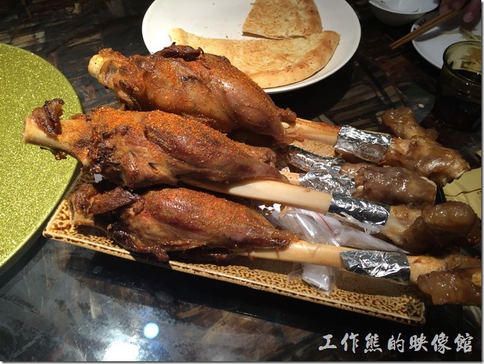 昆山-北疆飯店。風味羊拐，每支RMB29。就是羊腿吧！工作熊推薦這道菜，一大支的羊拐子，一個人啃一支大概就差不多了吧！羊腿的烤功很好，風味也不錯呢！