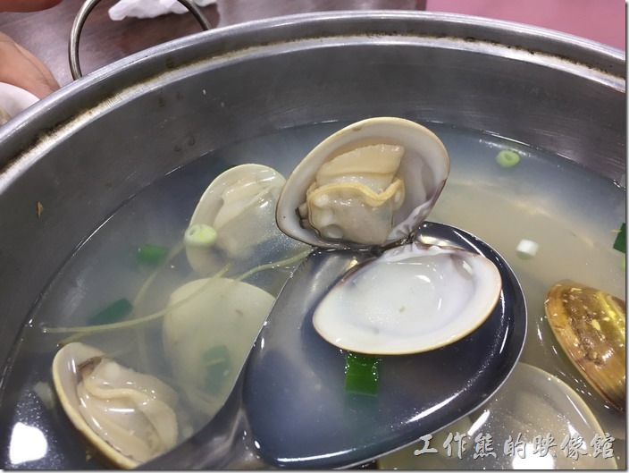 台南七股-鹽山阿城海產。蛤蜊湯，NT180。這裡的蛤蜊有夠給它大顆，而且顆顆飽滿，吃起來讓人非常的滿足，這是「粉蛤」比較大顆的那種，如果是「赤嘴」會比較小顆一點。