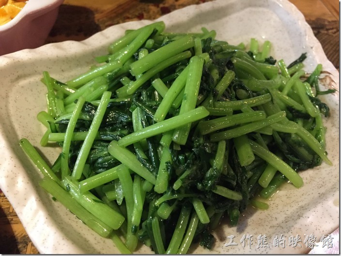 時令蔬菜，RMB16。我們選了桐蒿菜，不過一端出來發現這桐蒿怎麼有根莖啊！一開始工作熊還以為是端錯了空心菜，跟我們印象中在台灣吃到的不太一樣，但吃起來味道是對的，而且還很嫩的呢！還不錯吃。
