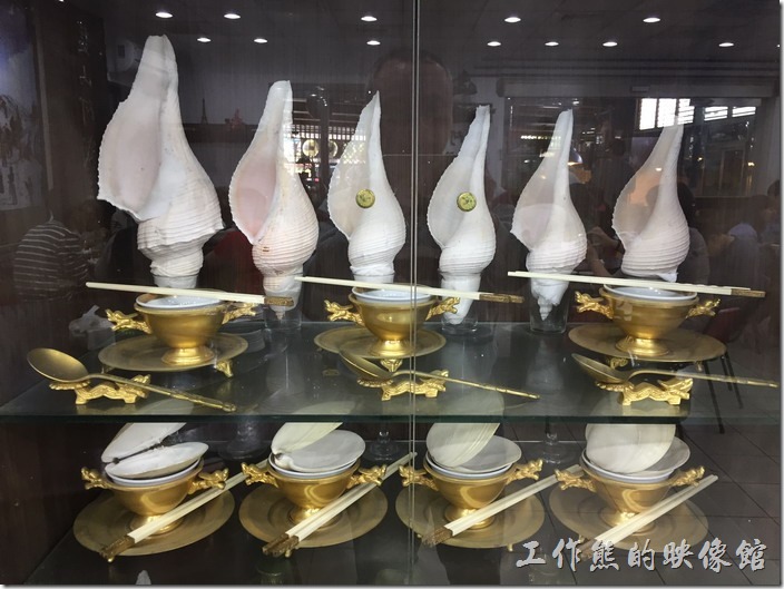 台南鹽山阿城海產店海鮮展示櫃內有許多的海螺餐具。
