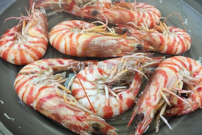 台南安平-海之味海產。這清蒸明蝦得肉質非常的緊實，光要去殼就搞半天，不過吃起來可是非常的過癮。