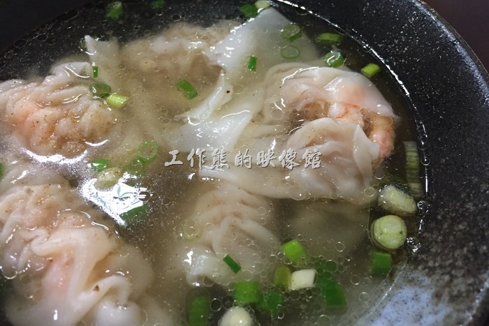 南港-跑路麵。補上「鮮蝦餛飩湯」，NT50。皮薄內餡豐富，從外皮就可以看到整隻的蝦子，真材實料。