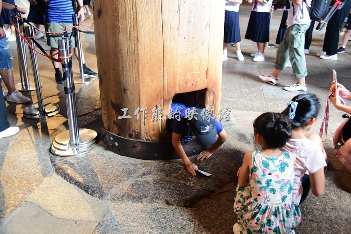 日本-奈良東大寺。從大殿的右邊繞了大半圈後就會看到有人排隊等著鑽過一根大柱上的小洞，這個就是「智慧之河」又說是「大佛的鼻孔」，據說凡是能鑽過此柱洞者，可以祈福得到事業順遂、愛情如願。