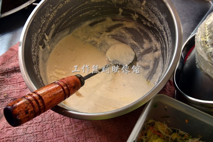 馬祖北竿橋仔村依嬤蚵嗲。用大米與大豆按比例加水磨成麵糊來當麵衣。