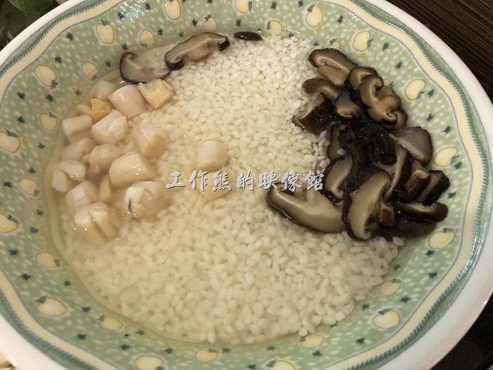 南港-漉海鮮蒸氣鍋。你沒有看錯，這就是白米、干貝與香菇，還有水。這些生米最後會變身成海鮮粥。