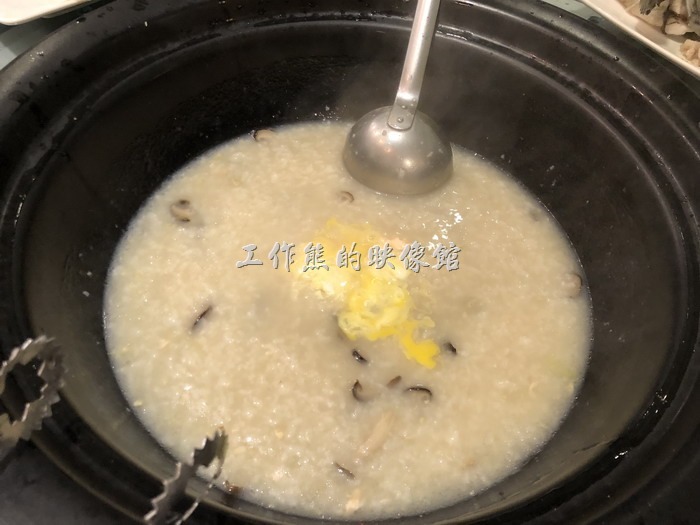 南港-漉海鮮蒸氣鍋。吃到最後當蒸盤拿走之後，下面的白米已經變成了米粥了，這時候餐廳的服務人員會先在米粥上面打上一顆雞蛋。