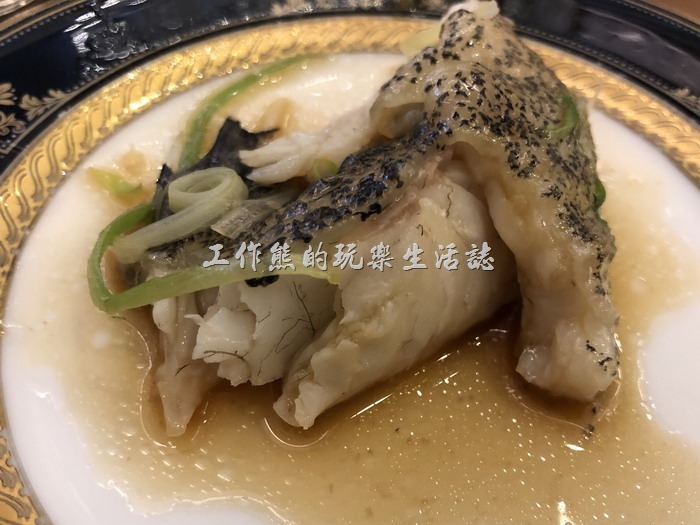 台北-頂鮮101景觀餐廳。是工作熊分到的一盤虎斑魚。虎斑魚的肉質其實還可以的，與一般宴客吃到的石斑魚差異也不大。