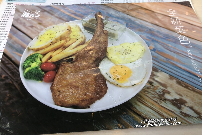 濰克早午餐台南成大店的菜單，看來這個戰斧厚豬排是它們家的招牌！