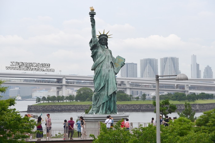 從電車站出來，我們第一站就直奔「自由女神像」的位置以東京灣為背景。