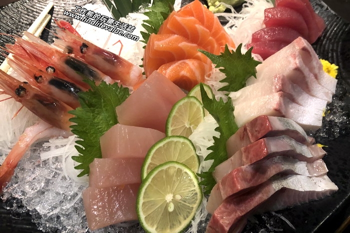 台南銀座日本料理餐廳。第一道菜上的是綜合生魚片，有牡丹蝦、鮭魚、海鱺、鮪魚、旗魚生魚片等，這裡的生魚片新鮮好吃大塊又豐盛，。