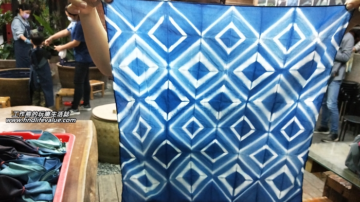 苗栗卓也小屋藍染DIY。這個就是四方批巾藍染後的成品，這位學員選擇的是矩形陣列的圖案。