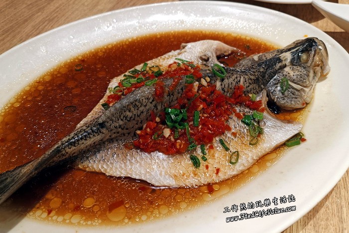 莆田桃園台茂店。剁椒鱸魚，NT498。鱸魚的肉質細嫩，吃起來蠻好吃的